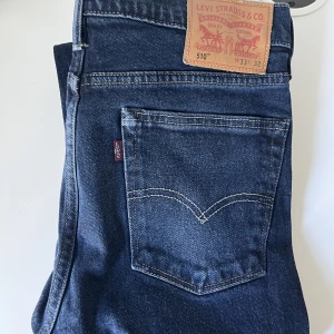 Levis Jeans 510 W33 L32 - Passar vem som häst tror jag. Har aldrig använt för att de är för små för mig. Tror att kan passa tjejer som vill ha tajta jeans