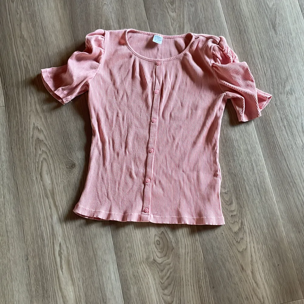 Rosa tröja ifrån lindex storlek 146/152. T-shirts.