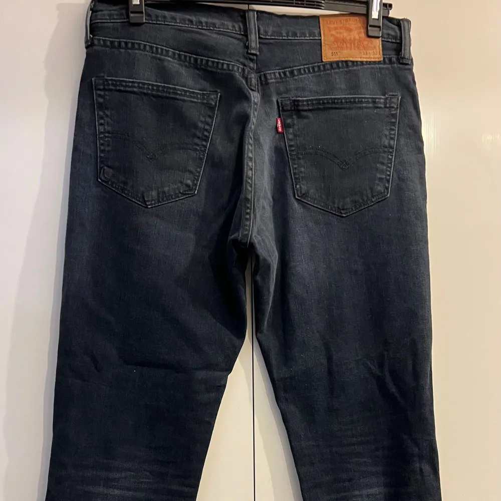Jeans från Levi's, modell 511. Använd, men utan anmärkning.  Storlek: 33/32 Material: Bomull, elastan. Jeans & Byxor.