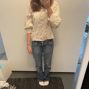 Jättefin blus - Superfin blus ifrån odd Molly som tyvärr inte kommer till användning. Superfina detaljer och i jättebra skick. Hör av dig vid frågor!