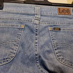 Fina Lee-jeans med utsvänga ben och low waist. Innerbenslängd 76 cm. Midjemått 74 cm.
