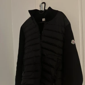 Moncler cardigan - Helt ny Moncler cardigan som är använt väldigt fåtal gånger. Man kan få bild på qr koden om man vill. kan även skicka video när jag skannar mobilen på moncler märket på jackan. 