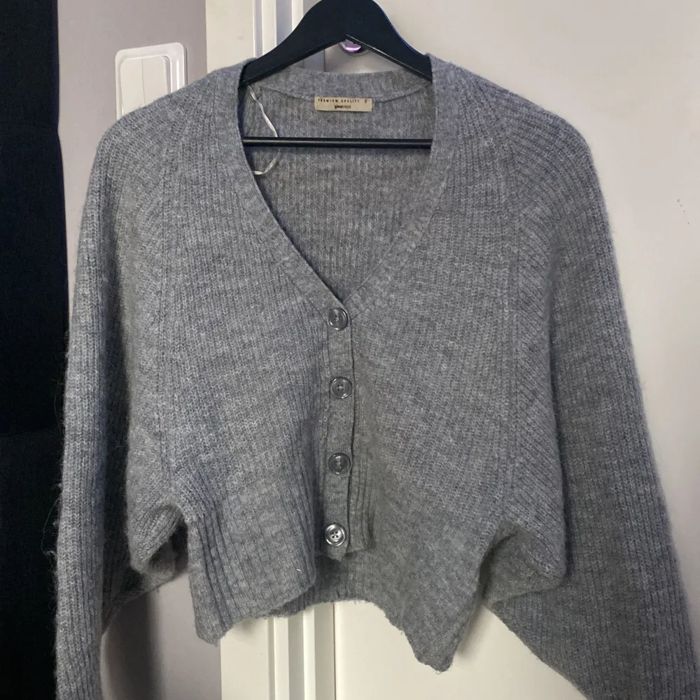 En grå stickad tröja från Gina som inte används. Köptes spontant och va inte riktigt min stil.✨Den är lite kroppad med fluffiga armar☁️. Stickat.