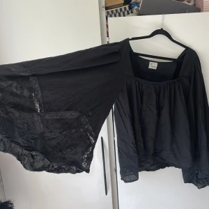 Blus med utsvängda armar - Magisk blus med stora armar med spets och broderier. Älskar denna men har använt få gånger då den är stor på mig men då jag använt har jag haft linne under och den har varit fantastisk. Inköpt för 1299 kr från Stella Forrest 