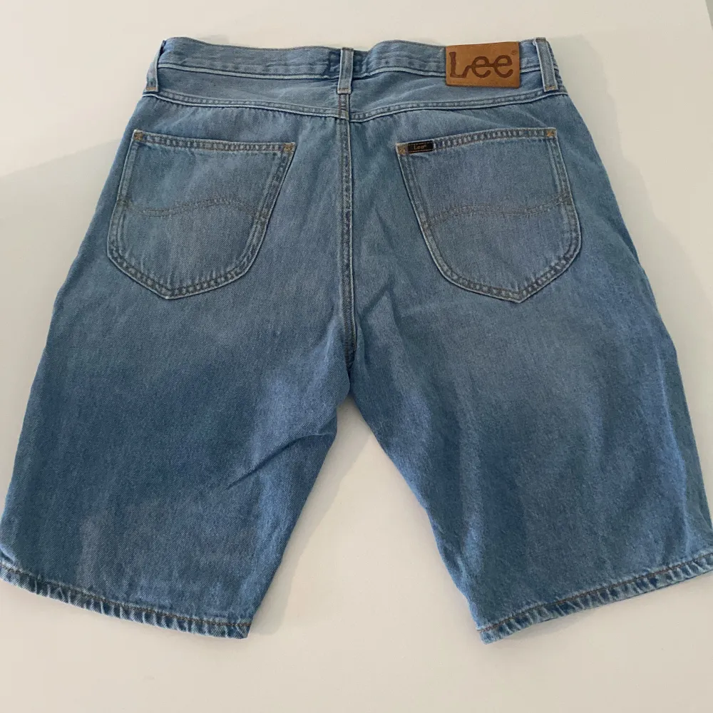 Shorts från Lee i storlek 31/M. Säljer då dom är för små för min kille men de är sparsamt använda! Köptes för 599kr.. Shorts.