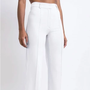 Kostymbyxor  - Helt oanvända vita kostymbyxor från madlady! Frakt tillkommer