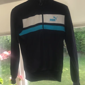 Puma tjocktröja  - Säljer denna puma zip hoodie  som jag har haft i flera år men använt fyra gånger den är i väldigt bra skick och är inte säker på storleken men passar mig som är o storlek xs skulle passa s och M också Tryck helst inte på köp nu kontakta mig istället💗