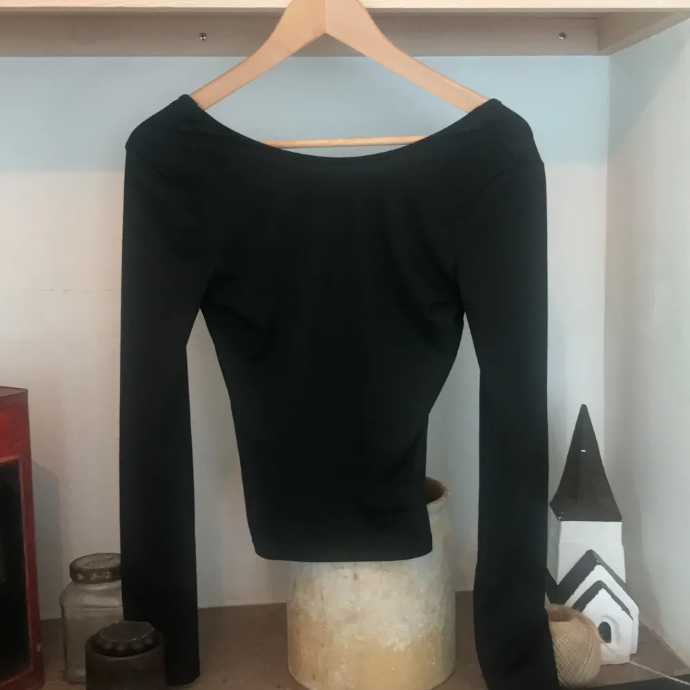 Säljer denna tröja från emmiol för att den aldrig kommer till användning skulle säga att den passar xs den har lite öppen rygg vilket är extremt fint här helst av er istället för att trycka på köp nu. Jag köpte den för ungefär 200kr. Tröjor & Koftor.