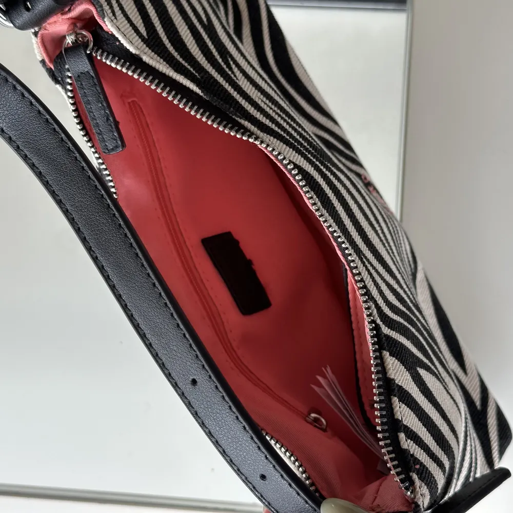 Väska i canvas från NA-KD, snyggt zebramönster och silvrig hårdvara. Aldrig använd, bara varit med på bild 🤍. Väskor.