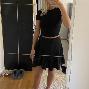 Kjol - Kort volangkjol köpt på Chelsea i Göteborg💕nypris 500kr och använd bara enstaka gånger, pris kan diskuteras