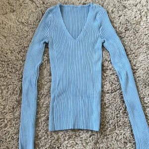tröja - en skön blå tröja från zara! använd några gånger, inga tecken på användning. mycket stretchig🩵🩵🩵
