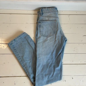 Ljusblå jeans - Ljusblå lågmidjade jeans ifrån zara. Strlk 34.