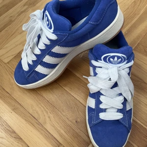 Adidas Campus 00 - Adidas campus 00’s i blå. Supersnygga men kommer ej till användning, använda Max 5 gånger. Tecken på användning finns som synligt på bilderna (exempelvis noppor vid hälarna), men ingen skada på skorna💙 nypris 1200 kr. Orginalbox till skorna medföljer. 