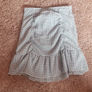 Blå kjol - Jag säljer denna vackra kjol från gina tricot! ALLDRIG andvänd bara provad. SÄLJER pga förliten för mig. Nypris är 250 och jag säljer den för 85 kr! Skicka vid frågor/ fler bilder : )