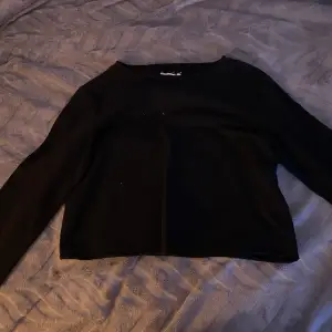 Hej! Jag säljer denna svarta tröjan, den är lite som en magtröja. 