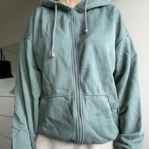 Zip Hoodie - Snygg zip hoodie från Weekday i storlek S, men passar även bra på mig som vanligtvis är M/38. Färgen är en mörk blå&grön blandning. Skicka meddelande vid frågor😊