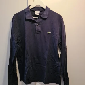 Långärmad pike Lacoste  - Långärmad pike från lacoste. Fint skick. Storlek 4 motsvarande medium. 