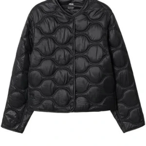 Säljer jacka - Säljer denna ursnygga jacka. Perfekt nu till hösten 🙌🏻storlek XL, men skulle säga att den sitter som M, skulle nog även passa S🙌🏻 frakt tillkommer, pris diskuteras privat  vid andra funderingar eller frågor är det bara att höra av sig. 