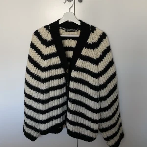 Stickad kofta - Jättefin lite tjockare stickad cardigan. Ballongärm. Sparsamt använd