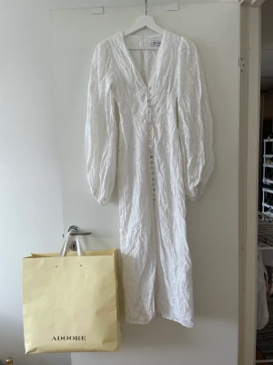 Positano Dress från Adoore - Positano Dress från Adoore i storlek 34. Jag beställde klänningen för min stunden men eftersom att den inte han komma i tid köpte jag samma klänning i deras butik i Mood gallerian. Den är helt oöppnad! (Priset kan förhandlas)