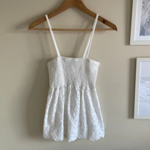 Vit top - Vit top från primark i nyskick eftersom axelbanden var för långa