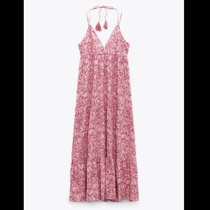 Zara klänning - Säljer nu min superfina klänning från zara då den ej kommer till användning och dörrar endast använd 2 gånger🥰storlek M men passar mig som har xs/s så skulle söga att den är liten i storleken!