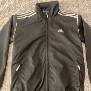 Adidas jacka - Säljer en fin adidas jacka som inte kommer till användning längre. Säljer för 150kr.