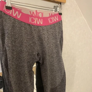 ICIW tights  - Tränings tights från ICIW i storlek S. Sitter jätte fint på med ett stretchiga och skönt material.