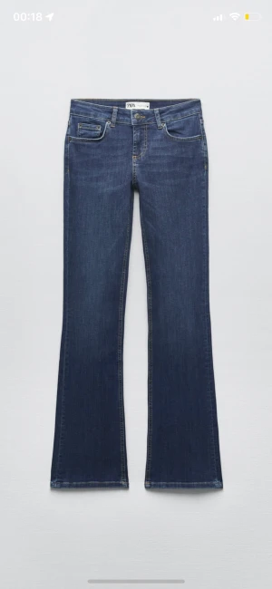 Zara jeans  - Säljer ett par oanvända lågmidjade zara jeans köpta för 179 och säljes för 120+eventuell frakt. Ör i storlek 34 och är aningen långa på mig som är 164. Kontakta mig för egna bilder. :)
