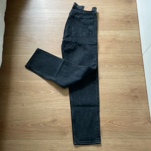 Weekday Jeans - Fina Weekday Jeans. Modell Barrel 