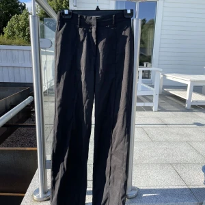 Svarta raka kostymbyxor - Från prettylittlething. Svarta basic kostymbyxor som passar till det mesta, rak passform😆