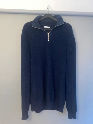 Half zip - Säljer denna populära half-zip tröja från Zara, stl: L. Skick 8/10, nypris: 499 kr.