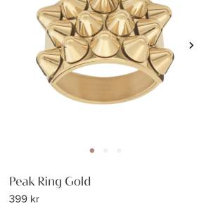 Säljer Edblad ringar kan eventuellt byta mot silver!❤️säljer då jag inte använder guld smycken längre. Ringen med fyra rader (bild ett) är i storlek 17.5 och den med en rad (bild två) är i storlek 18.5! Båda ringarna är i fint skick❤️pris kan diskuteras