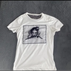 Limitato t shirt S  - Säljer min limitato t shirt därför den är för liten. Väldigt bra skick. Skriv vid eventuella frågor