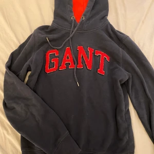 Gant hoodie - Så sjukt skön och snygg hoodie. Marinblå färg med rött gant tryck😍pris kan diskuteras
