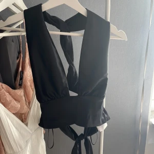 Halterneck topp - Halterneck från ginatricot, bra skick. Storlek M. 50kr + frakt