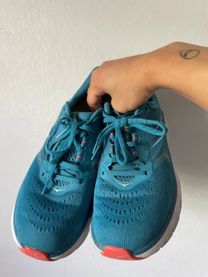 Hoka Arahi 5 - Populära Hoka Arahi 5 i god skick, väldigt bekvämt. Sparsamt använt!