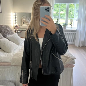 Skinnjacka - Ascool skinnjacka från missguided. Den är sparsamt använd och i superbra skick. Storleken är 34 men sitter mer som en 36a 🩷