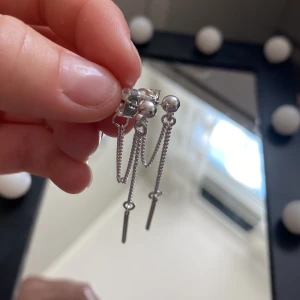  Örhänge - Detta är inte riktigt silver för dom är köpta på Kappahl. Skriv om ni är intresserade💓💖👌