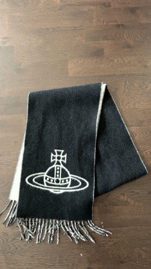 Vivienne westwood halsduk - Vivienne Westwood halsduk 180cm lång kvitto o sånt finns Knappt använd