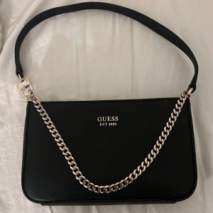 Guess bag - Säljer min jättesöta lilla väska Använd några gånger, bra skick Passar till allting + liten och smidig  Nypris 1075 Säljer för 650