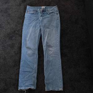 säljer mina low waist icon jeans från lager 157 för att jag inte använder dem längre, lite nertrampade längst ner (skriv för fler bilder)