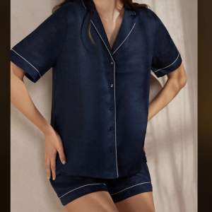 Säljer nu denna sjukt snygga pyjamas för intimissimi! Storlek M men passar en S oxå. Endast testad och köpt för nästan 1000kr säljer då jag ska flytta och har andra 🌼  Priset kan diskuteras vid snabb affär 