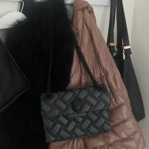 Väska - Så så fin Kurt geiger väska med svarta kedjor😍Kan möttas upp!