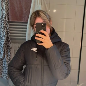 Nike jacka - Använd under en vinter, en av de (pris kan diskuteras) skönaste jackorna jag haft men köpt massa nya så måste tyvärr sälja denna 🥹