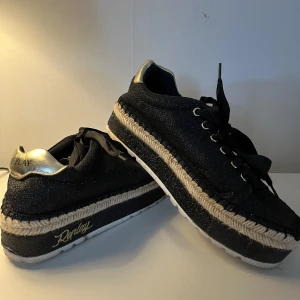 Replayskor - Skor från Replay i gott skick. Knappt använda (2ggr) , är nästan som nya, endast lite smutsiga under sulan. 