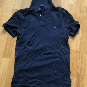 Ralph lauren piké  - Nice Ralph lauren pikétröja. Använd men fortfarande i bra skick. Slim fit. Ställ gärna frågor:)