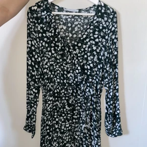 Klänning från VILA 💚 - Grön klänning från vila med vita blommor på💚jättefin och somrig