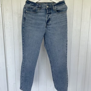 Mom jeans - Ett par mom jeans från H&M.  Bra passform, med en hög midja. 