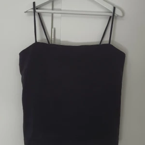 Linne/croptop - Croptop/linne från gina tricot,säljs pga för liten